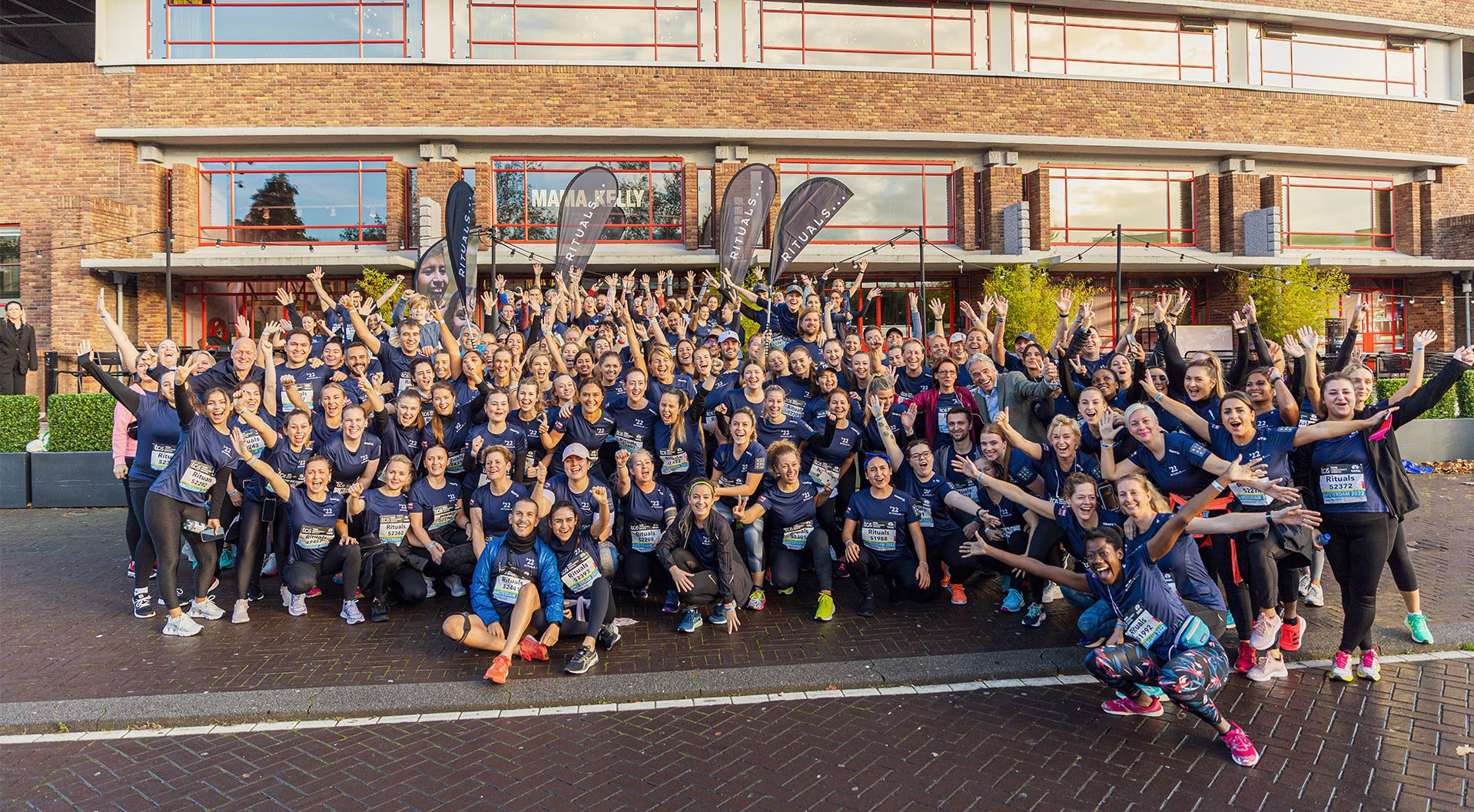 Een groep collega's van Rituals rent de Amsterdamse marathon voor War Child
