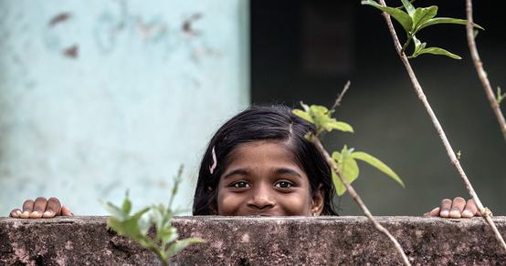 Sri Lankaans meisje kijkt over schutting_War Child Sri Lanka_181219