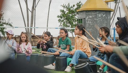 Tijdens een open dag op de Westelijke Jordaanoever nemen kinderen deel aan creatieve activiteiten.