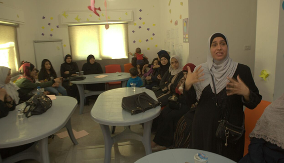 War Child Jordanië medewerker met kinderen in kring_190105