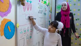 Alaa uit Syrië tekent iets op het bord_War Child Jordanië_180423