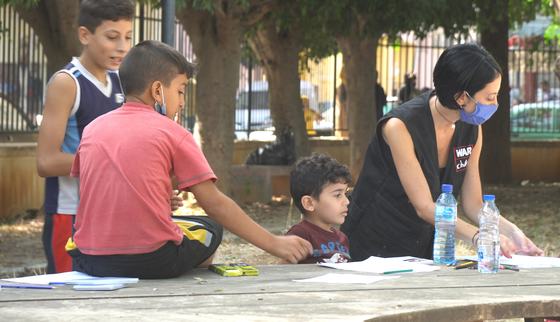 Amin met facilitator op een Veilige Plek in Beiroet, Libanon, WarChild_201006