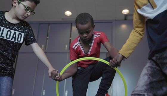 Bij TeamUp op School is samenwerking erg belangrijk zodat kinderen getraumatiseerd door oorlog weer leren vertrouwen in een ander_War Child_2010XX