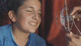 Fadi met zelfgemaakte ventilator in vluchtelingenkamp in Libanon_War Child Libanon_191108