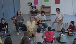 Chef'Special zijn de nieuwe ambassadeur van War Child en bezocht een school waar we gevluchte kinderen ondersteunen met spel- en bewegingsactiviteiten_War Child Nederland_201116