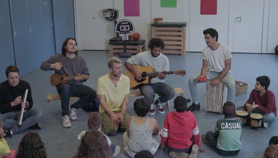 Chef'Special zijn de nieuwe ambassadeur van War Child en bezocht een school waar we gevluchte kinderen ondersteunen met spel- en bewegingsactiviteiten_War Child Nederland_201116