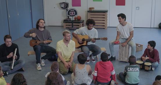 Chef'Special zijn de nieuwe ambassadeur van War Child en bezocht een school waar we gevluchte kinderen ondersteunen met spel- en bewegingsactiviteiten_War Child Nederland_201116