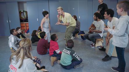 Chef'Special ambassadeur neemt een lied op met gevluchte kinderen_War Child Nederland_201116