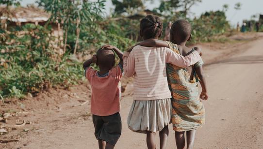 Ugandan children walking together embraced_War Child Uganda_190919