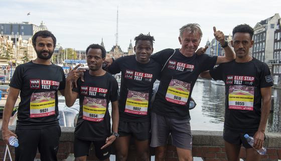 Vluchtelingen rennen met coach Theodoor de Dam tot Damloop_War Child_1909XX.jpg