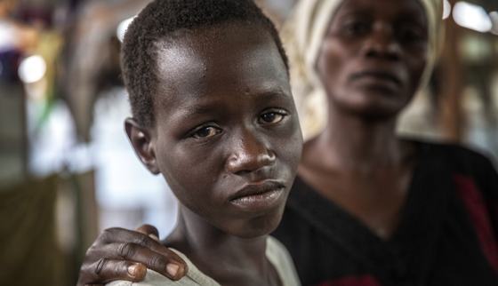 Gevlucht uit Burundi, meisje met haar moeder in DRC_War Child DR Congo_180628