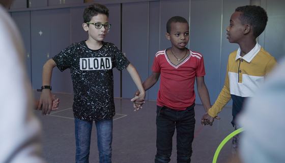 Gevluchte kinderen zoals Mohammed en Jesus leren dankzij TeamUp op School weer vriendschappen sluiten_War Child_Nederland_2010XX