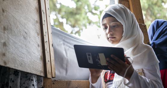 Meisje Laila leert dankzij War Child tabletonderwijs van Can't Wait to Learn_War Child Libanon_200820