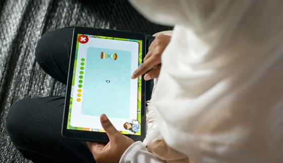 Meisje in Libanon krijgt onderwijs op afstand met behulp van educatieve spellen op tablets Can't Wait to Learn_War Child_200802