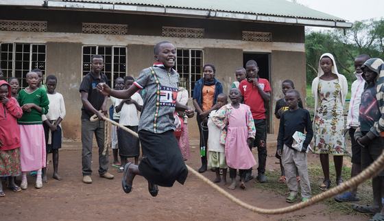 Emilie touwtje springen TeamUp_school_Oeganda_War Child_200228