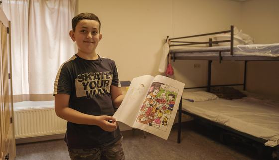 Hoessein, als kind gevlucht voor de oorlog in Syrië, is positief, in Nederland heeft hij tenminste zijn eigen bed in het azc_TeamUp_War Child_200810