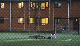 TeamUp jongen op speelveld in AZC Almere Stichting de Vrolijkheid_War Child Nederland_181206