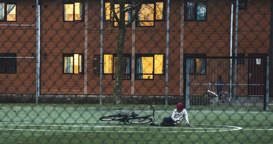 TeamUp jongen op speelveld in AZC Almere Stichting de Vrolijkheid_War Child Nederland_181206