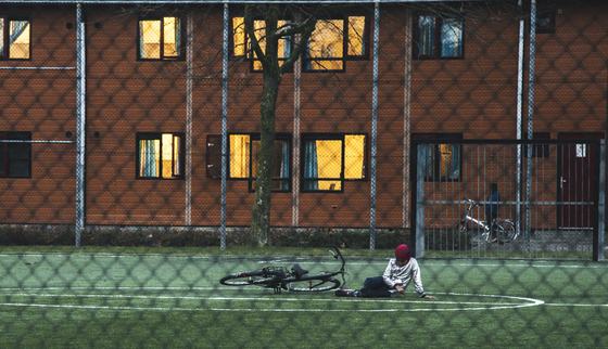 TeamUp jongen op speelveld in AZC Almere Stichting de Vrolijkheid_War Child Nederland_181206