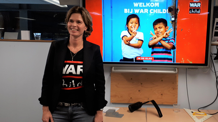 War Child vrijwilliger Jooske geeft voorlichting_Nederland_2102XX