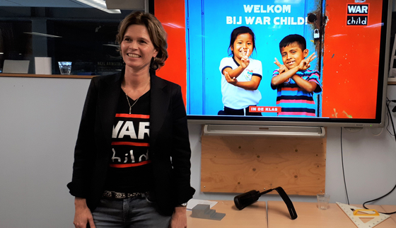 War Child vrijwilliger Jooske geeft voorlichting_Nederland_2102XX