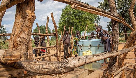 Kinderen Oeganda buiten water halen_XXXXXX