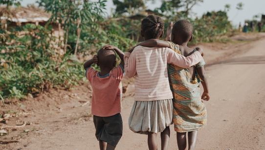 Kinderen in Oeganda omarmen elkaar - weglopend van camera_ War Child_190919.original.jpg