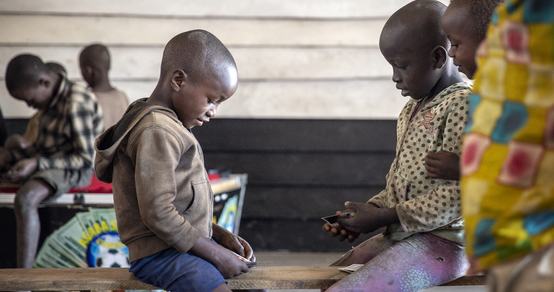 Kinderen in oorlog kunnen weer met nieuwe vrienden spelen die ze in onze programma's leren kennen_DR Congo_War Child_180628