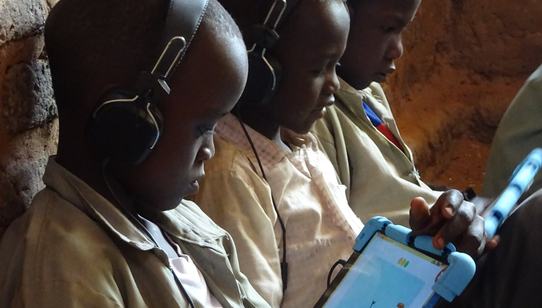 Kinderen leren met Can't Wait to Learn tablets in Tsjaad_War Child_200300