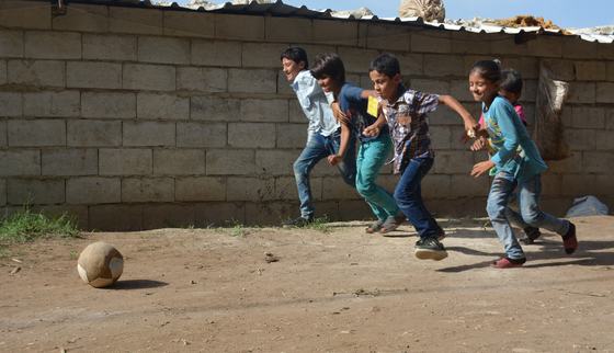 Kinderen uit Syrie nu Libanon voetbal rennen_War Child_1811XX
