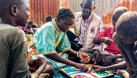 Nyagoa speelt Ludo met haar vrienden