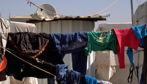 Kleren hangen te drogen in het tentenkamp waar Aisha woont in Lebanon_201006