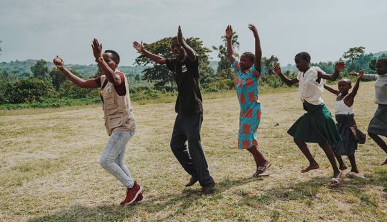 Mali_tijdens War Child TeamUp activiteiten in Oeganda_dansen in een polonaise_War Child Oeganda_190915