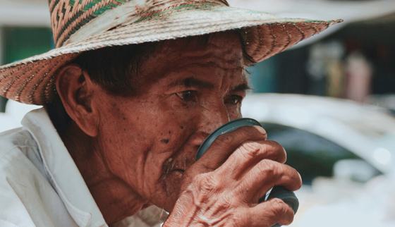 Man met hoed in Colombia_War Child Colombia_190821