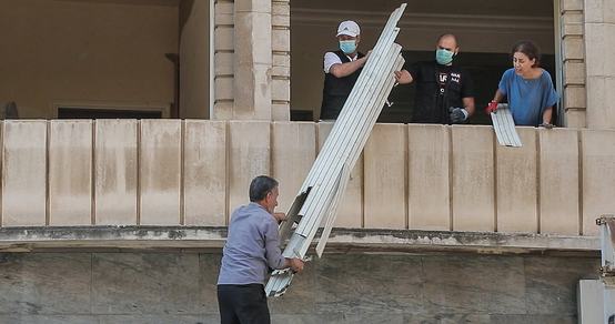 Medewerkers van War Child helpen opruimteam ter ondersteuning van de gemeenschap in Beiroet, Libanon_War Child Libanon_200817.jpg