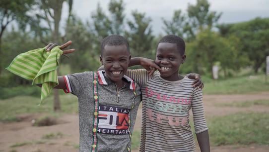 Emilie en vriendin in Oeganda_Doorbreek het zwijgen_War Child Oeganda_200301