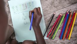 Meisje tekenend op de grond_tekening in DRC_War Child DR Congo_180628