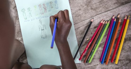 Meisje tekenend op de grond_tekening in DRC_War Child DR Congo_180628