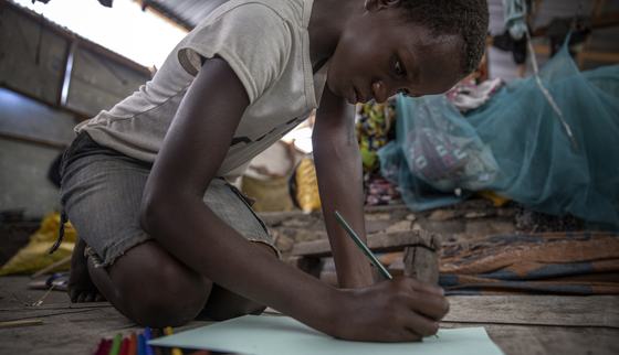 Meisje uit Burundi tekent op de grond in DRC_War Child DR Congo_180628