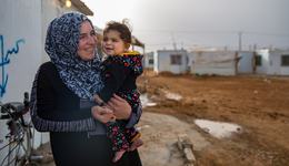 Moeder en kind in Jordaans vluchtelingenkamp waar War Child helpt_War Child Jordanië_180425