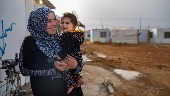 Moeder en kind in Jordaans vluchtelingenkamp waar War Child helpt_War Child Jordanië_180425