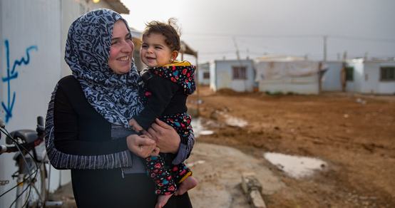 Moeder en kind in Jordaans vluchtelingenkamp waar War Child helpt_War Child Jordanië_180425