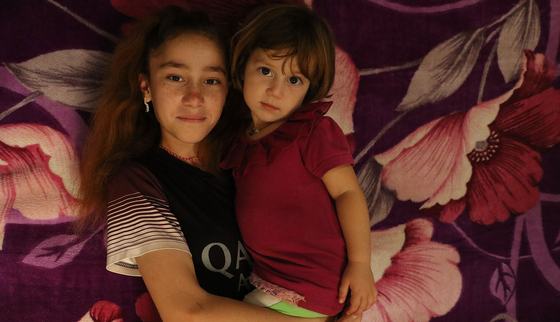 Nadia met zusje_veilige plek_Mosul_War Child Irak_181004