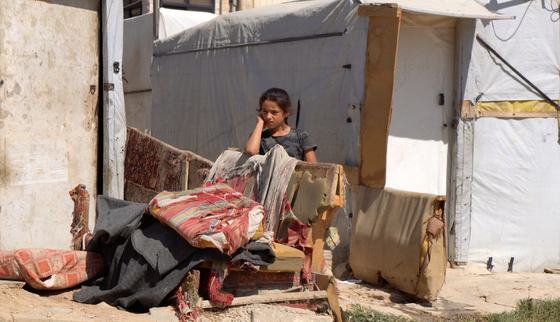 Nisa is met haar oma gevlucht uit Syrië en woont in een vluchtelingenkamp in Libanon waar ze onderwijs krijgt van War Child_201006