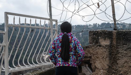 Girl from OPT in front of barbed wire_War Child in OPT_191211