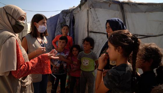 Ondanks de coronacrisis komen we nog steeds bij de gevluchte kinderen langs om te kijken hoe het met ze gaat - met gepaste voorzorgsmaatregelen_Libanon_War Child_201006
