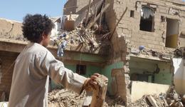 Oorlog in Jemen kinderen slachtoffer_jongen voor een verwoest gebouw_War Child in Jemen_181229