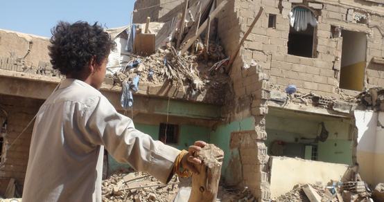 Oorlog in Jemen kinderen slachtoffer_jongen voor een verwoest gebouw_War Child in Jemen_181229