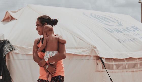 Moeder met baby in opvangcentrum voor vluchtelingen uit Venezuela in Colombia_War Child Colombia_190821