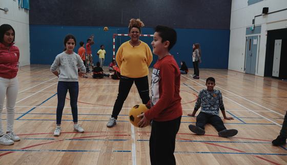 Quinty Misiedjan in het azc bij de activiteiten van TeamUp in Nederland_Getekend voor het leven_War Child_191023